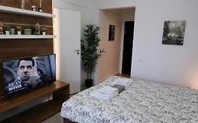 Charming City Center Apartment - Free Minibar