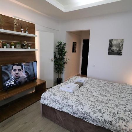 Charming City Center Apartment - Free Minibar Bucarest Esterno foto