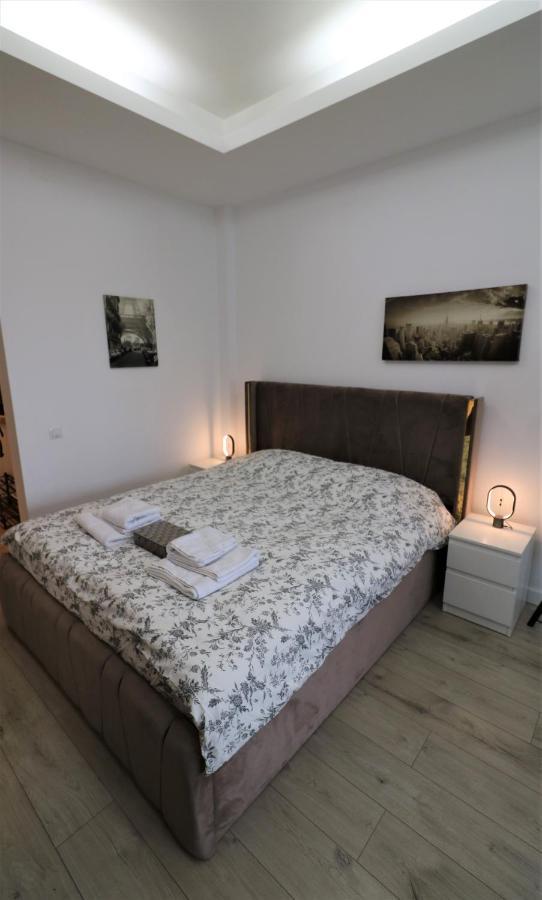 Charming City Center Apartment - Free Minibar Bucarest Esterno foto