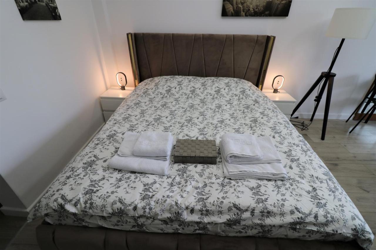 Charming City Center Apartment - Free Minibar Bucarest Esterno foto