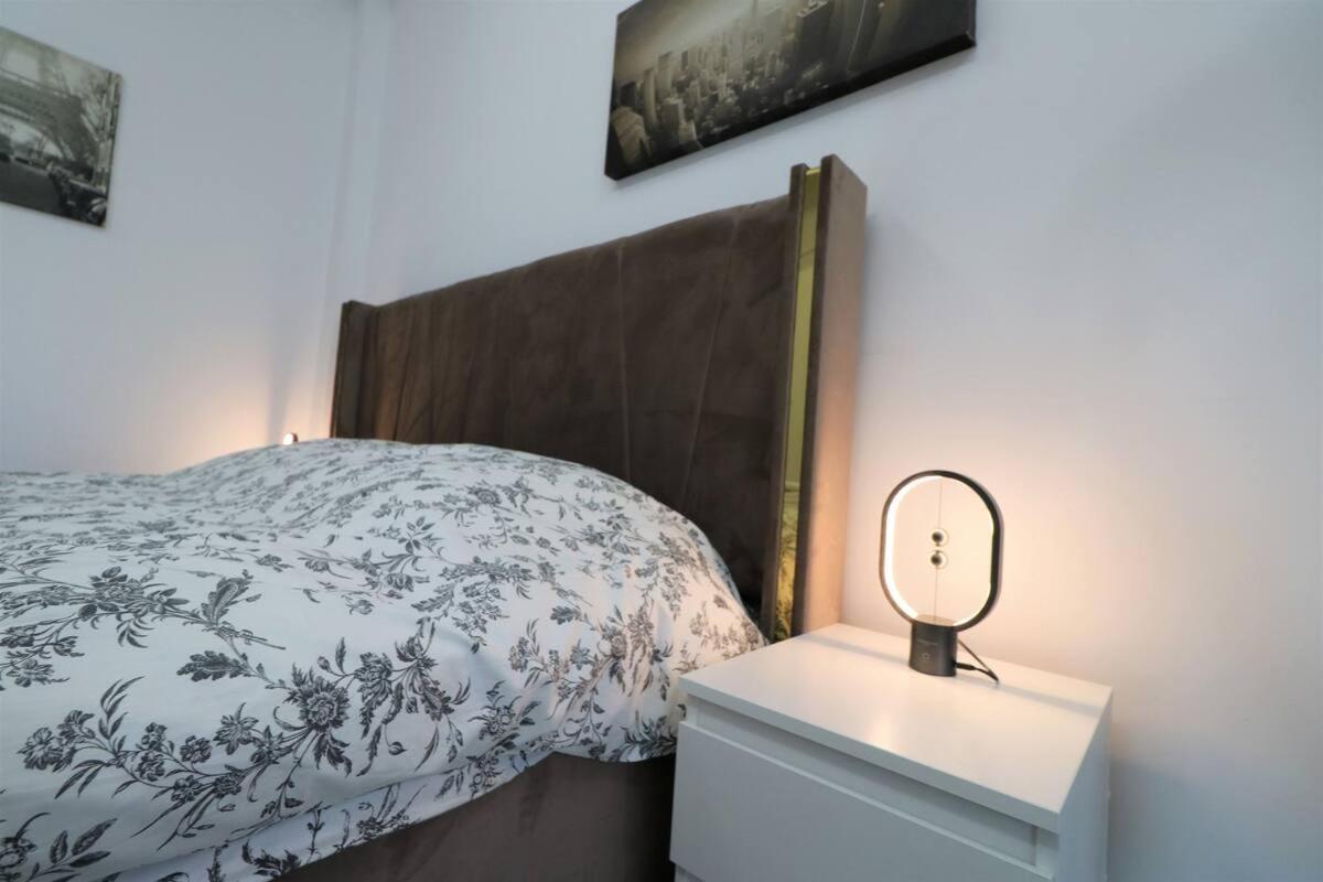 Charming City Center Apartment - Free Minibar Bucarest Esterno foto