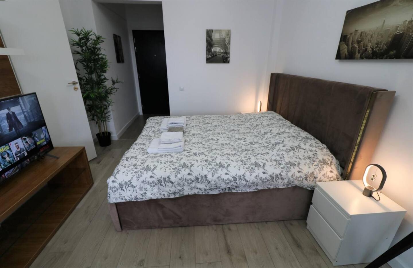 Charming City Center Apartment - Free Minibar Bucarest Esterno foto