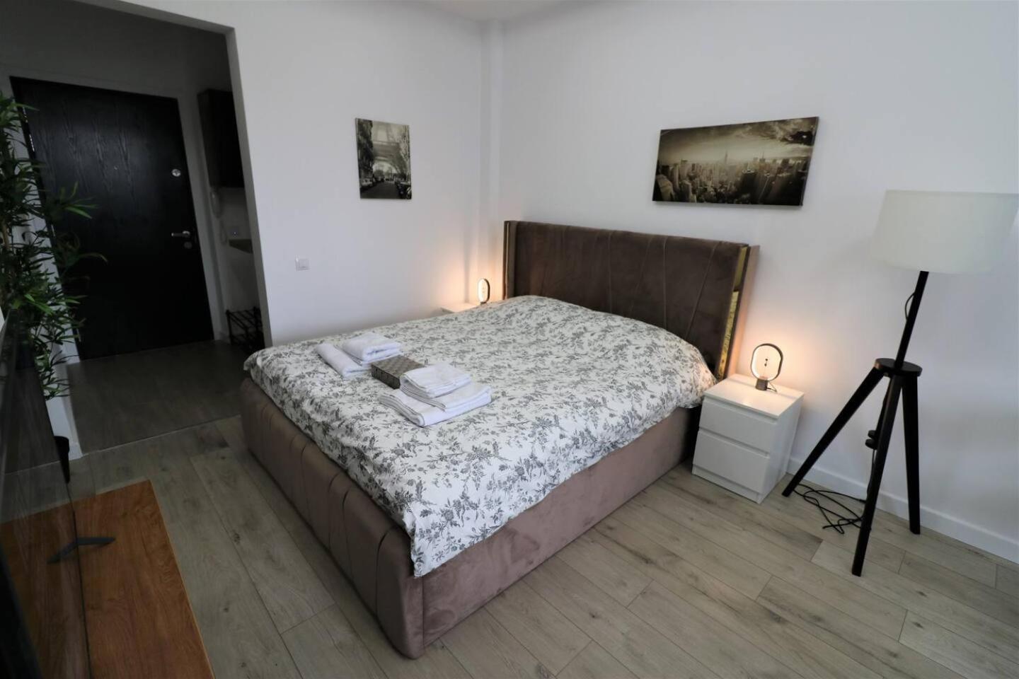 Charming City Center Apartment - Free Minibar Bucarest Esterno foto