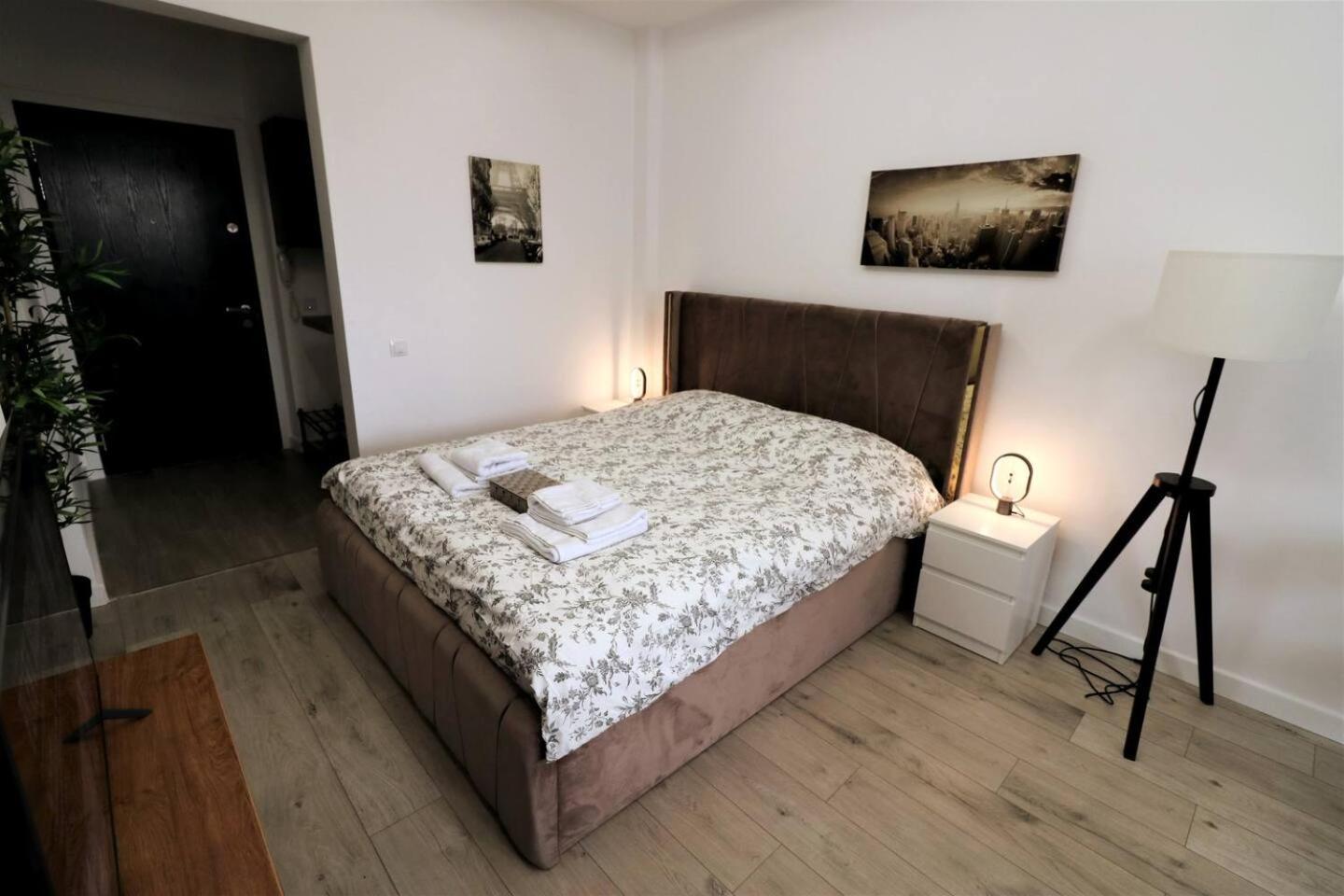 Charming City Center Apartment - Free Minibar Bucarest Esterno foto