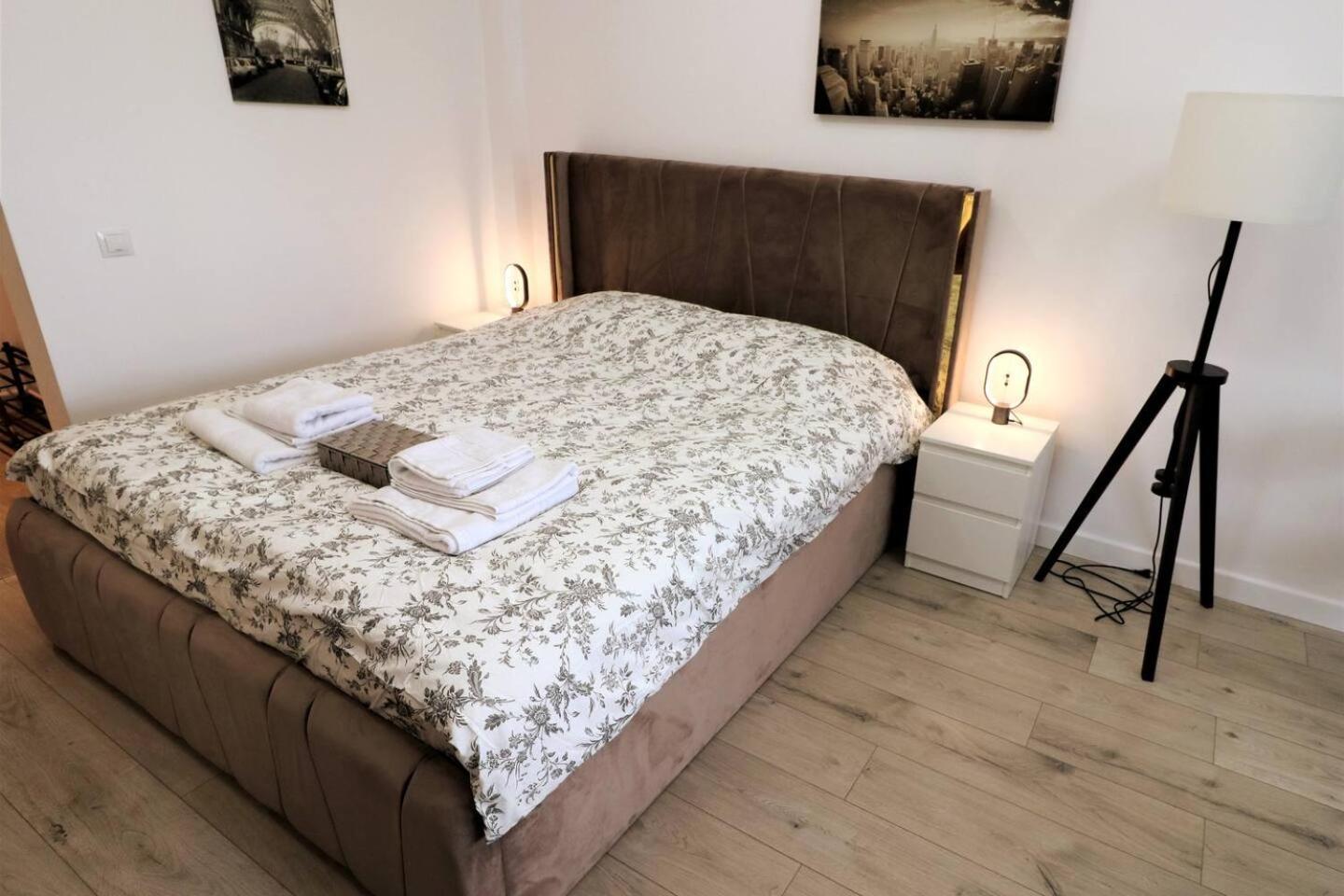 Charming City Center Apartment - Free Minibar Bucarest Esterno foto